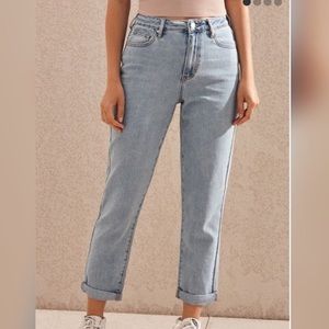 I’m selling a pair of light washed PacSun jeans.